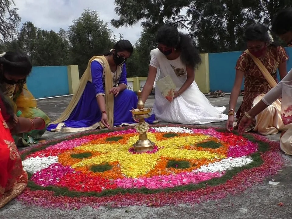 நீலகிரி: `மாஸ்க்கோடு அத்தப் பூக்கோலம்... சமூக இடைவெளியுடன் கதகளி! - கொரோனா கால திருவோணம்