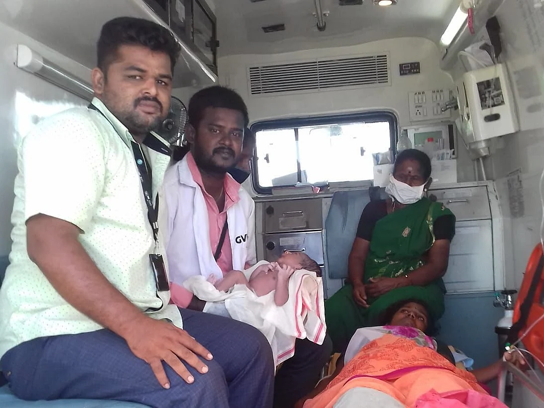 புதுக்கோட்டை: திடீர் வலி; ஆம்புலன்ஸிலேயே பிரசவம்! - பணியாளர்களுக்குக் குவியும் பாராட்டு