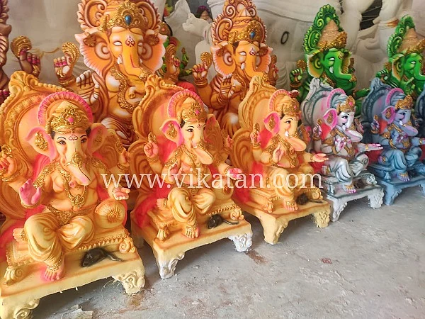 விற்பனைக்குத் தயாராக இருக்கும் சிலைகள்