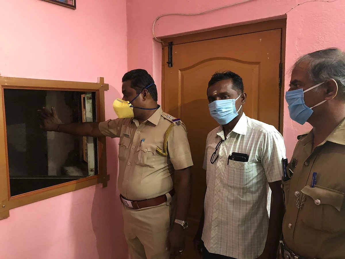 மேட்டுப்பாளையம்: `மாதம் ரூ.50,000; கண்ணாடிக்குப் பின் ரகசிய அறை!’ - சிக்கிய பாலியல் தொழில் கும்பல்