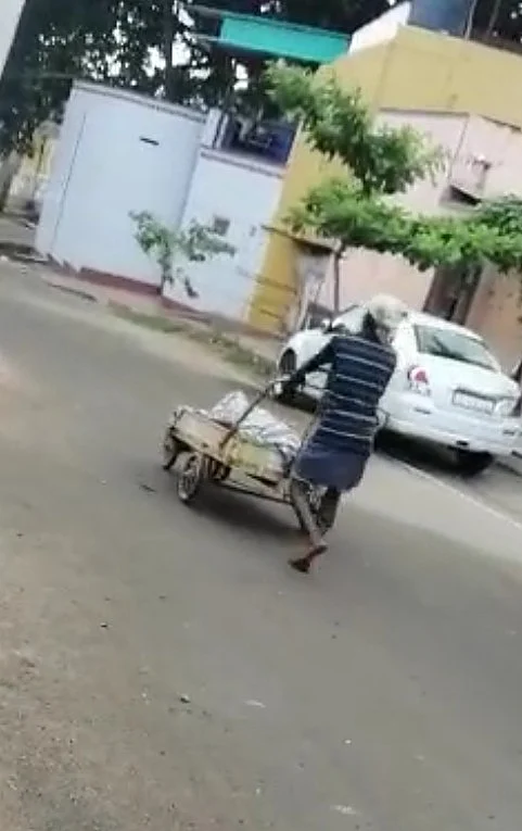தள்ளுவண்டியில் கொண்டு செல்லப்பட்ட மூதாட்டியின் உடல்