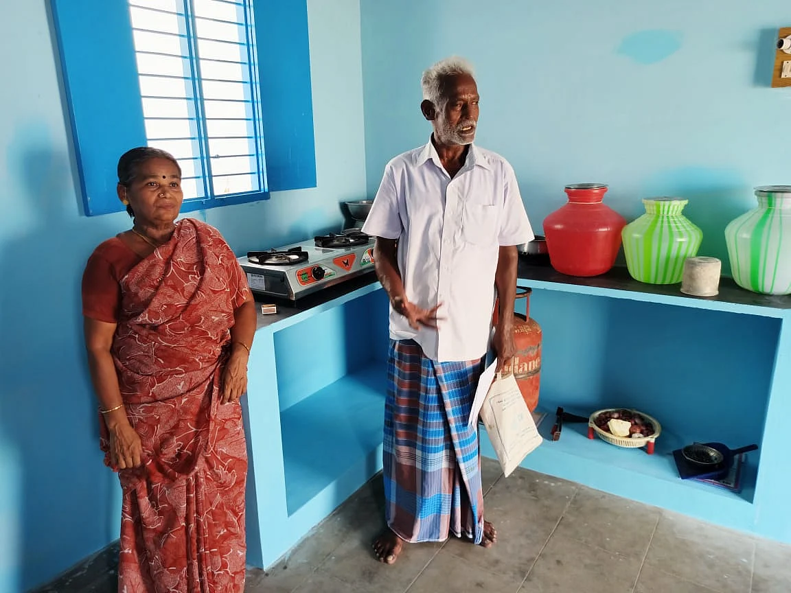வீட்டில் சீனிவாசன், கஸ்தூரி