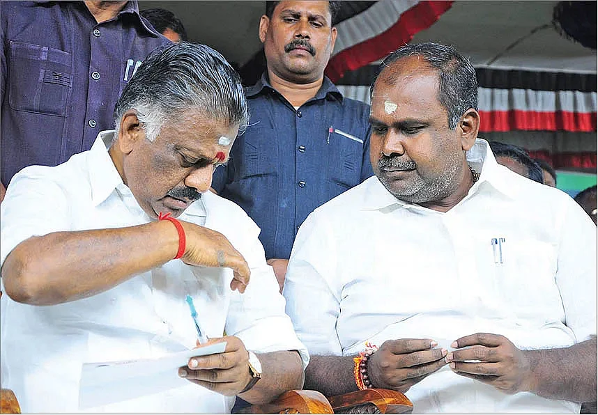 மதுசூதனனை எடப்பாடி சந்தித்ததன் `பின்புலம்'... ஒத்துழையாமையைத் தொடரும் பன்னீர்!