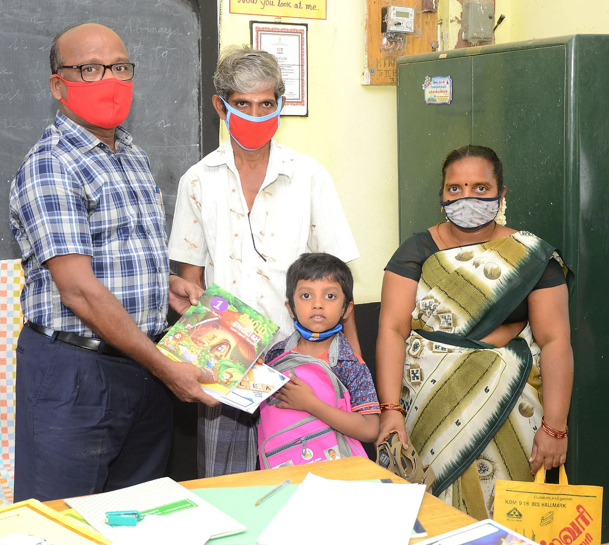 இலவச பாடநூல் வழங்கும் தலைமை ஆசிரியை