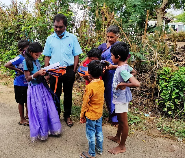 வீட்டின் அருகே பாடம் நடத்தும் மூர்த்தி