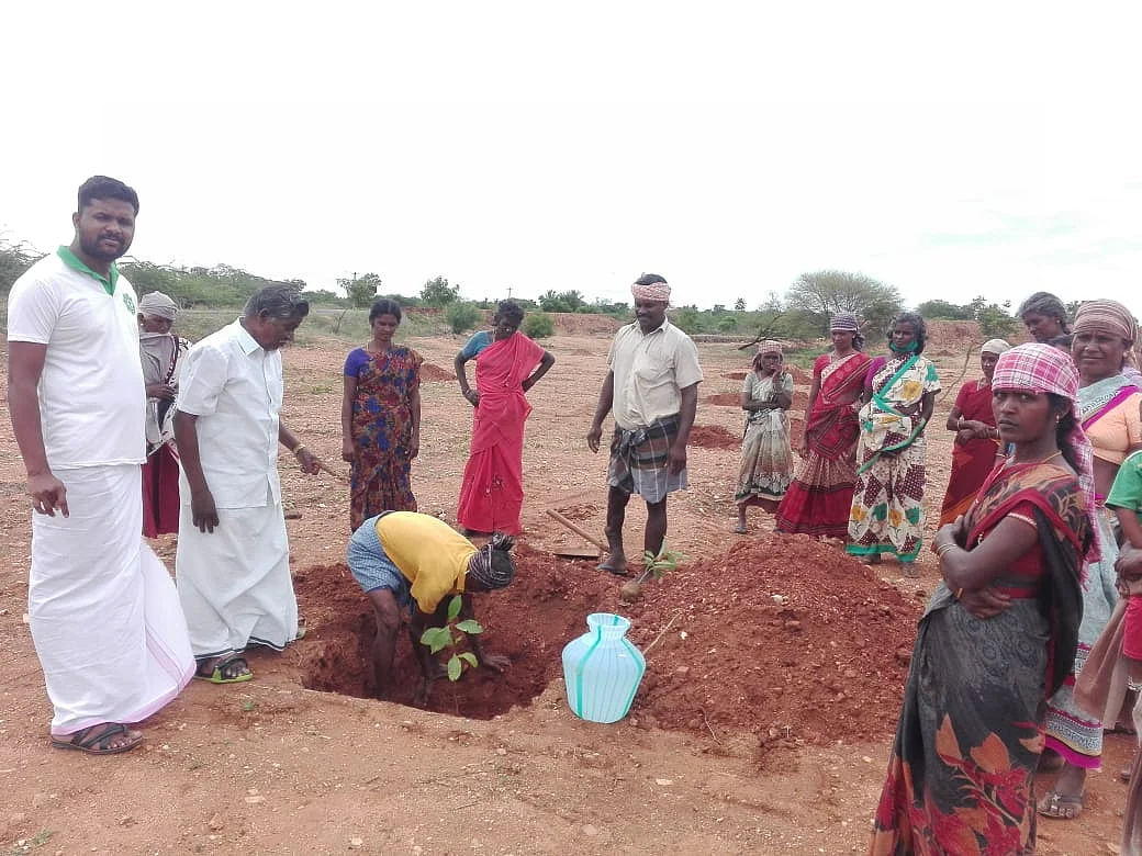 மரக்கன்று நடும்போது கந்தசாமி