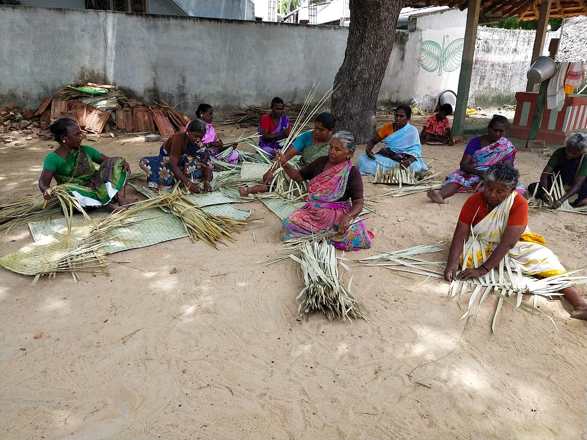 பாய் முடையும் பெண்கள்