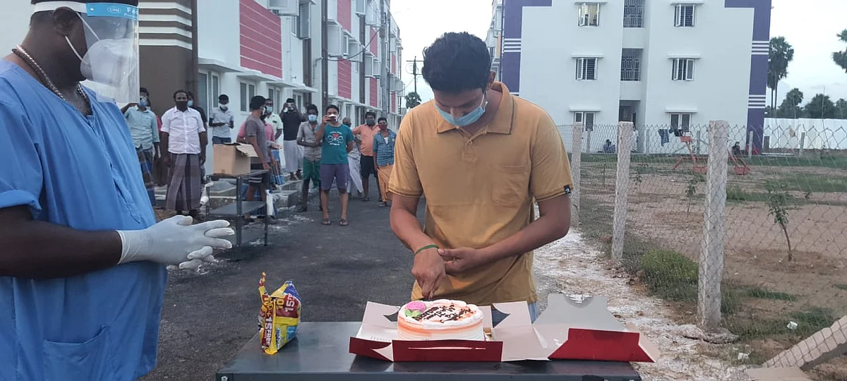 பிறந்த நாள் கேக் வெட்டும் மதன்