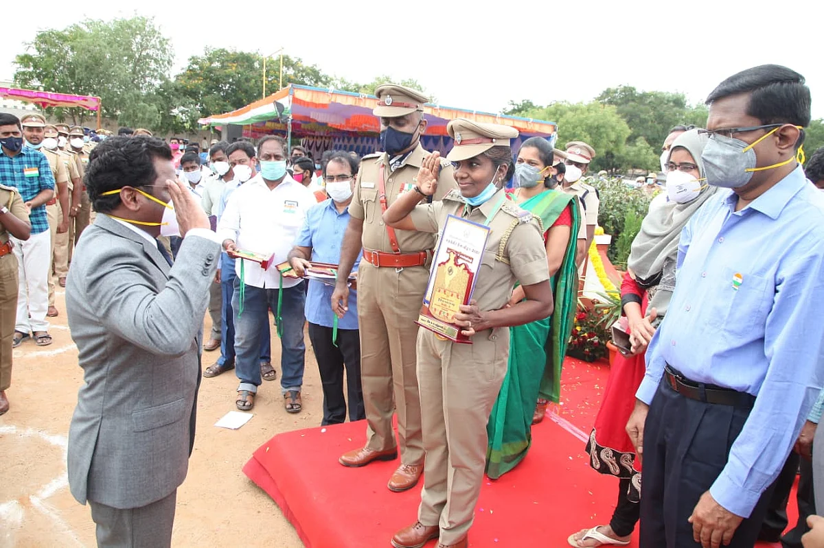 தி.மலை: `அழுகையைக் கட்டுப்படுத்திக்கிட்டு நின்னேன்!’ - பெண் இன்ஸ்பெக்டரை நெகிழ வைத்த ஆட்சியர்