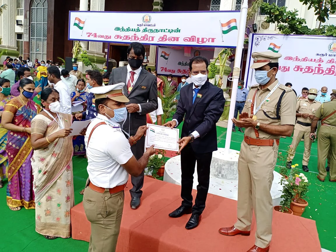 கார்த்திகேயனை கௌரவிக்கும் ஆட்சியர்