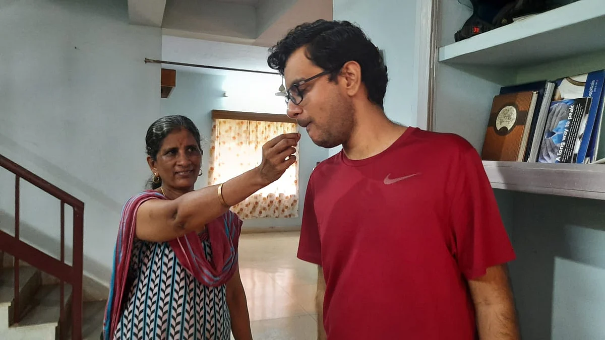 கணேஷ்குமாருக்கு இனிப்பு ஊட்டும் தாய்