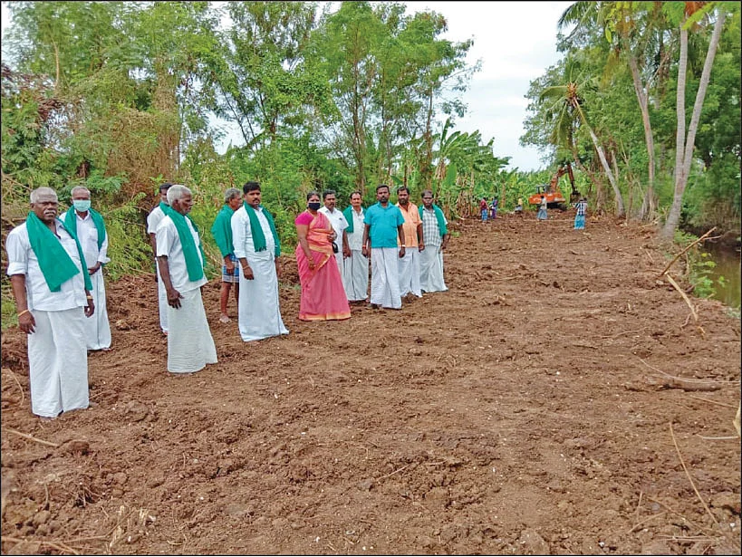 புதிதாக அமைக்கப்பட்ட சாலையில் விவசாயிகள்