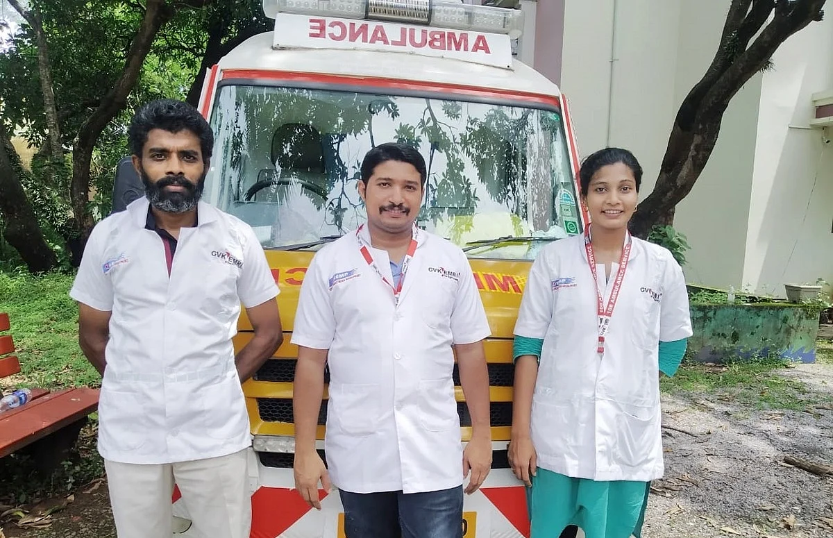 கொரோனா பாதித்த பெண்ணுக்கு பிரசவம் பார்த்த 108 ஆம்புலந்ஸ் ஊழியர்கள்