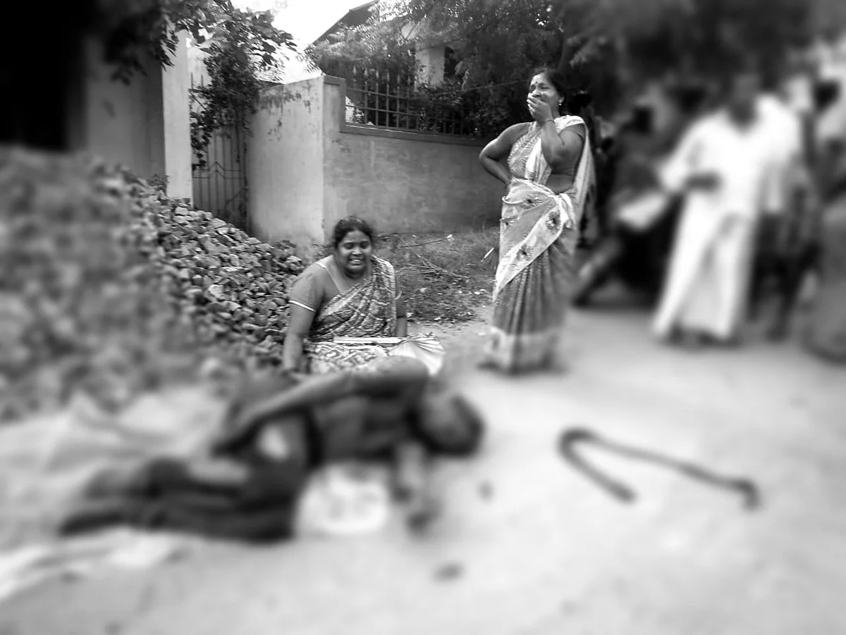 தஞ்சை: `எனக்கு வேறு வழி தெரியலை' - வங்கி வாசலிலேயே தீக்குளித்த கணவர்... கதறிய மனைவி