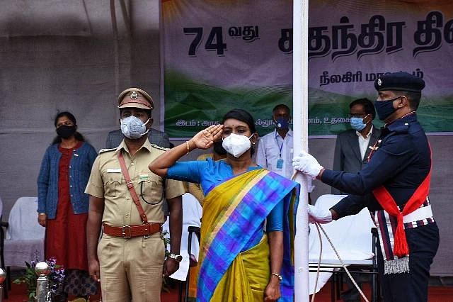 மரியாதையை செலுத்திய மாவட்ட ஆட்சியர் இன்னசென்ட் திவ்யா
