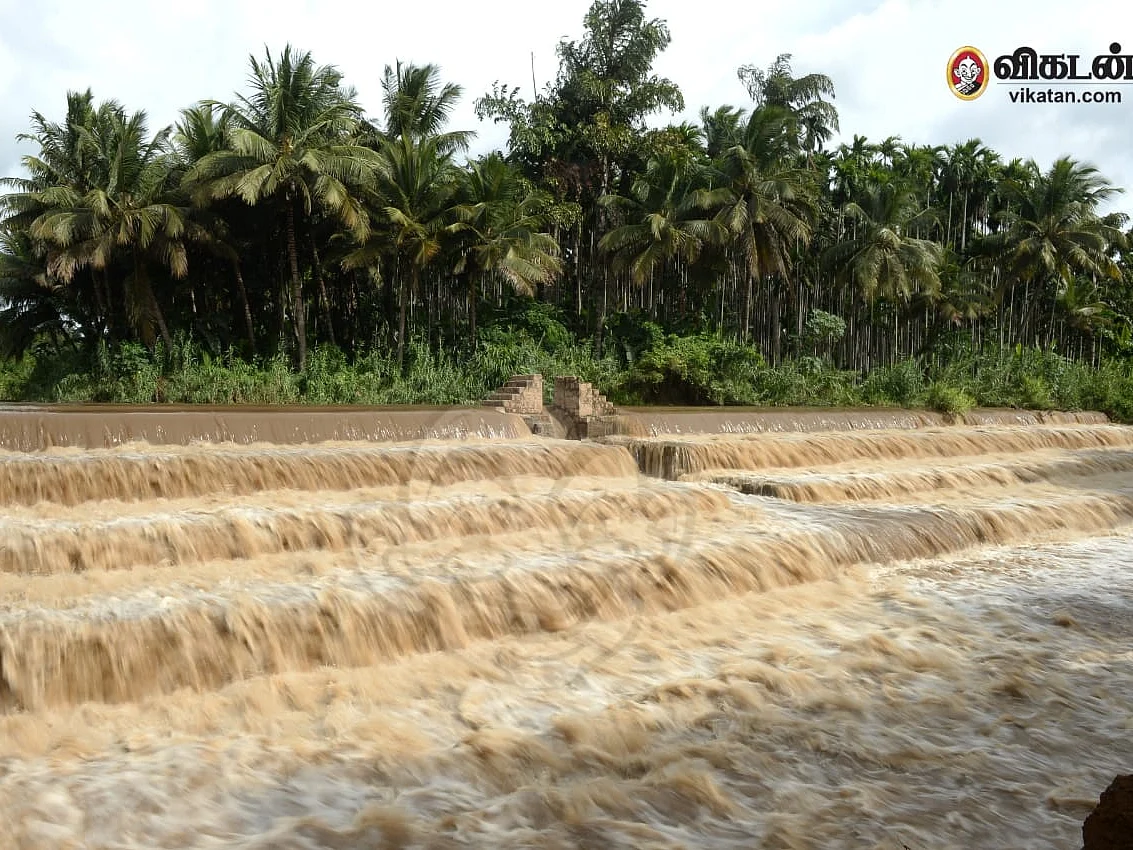 கோவை: கொட்டும் மழை; உடையும் தடுப்பணை கான்கிரீட்; பறக்கும் கழிவு நுரை! மக்கள் வேதனை