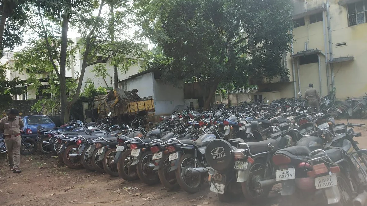மார்த்தாண்டம் காவல் நிலையத்தில் உள்ள பைக்குகள்