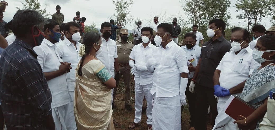 கள்ளர் பள்ளி அருகே மக்களிடம் பேசும் ஓ.பி.எஸ்