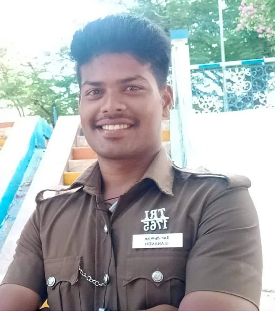 ஆனந்த் போலீஸார்