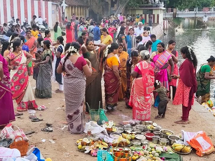 ஆடிப்பெருக்கு: தளர்வில்லா ஊரடங்கை மீறி மயிலாடுதுறை காவிரி துலாக் கட்டத்தில் கூடிய மக்கள்!