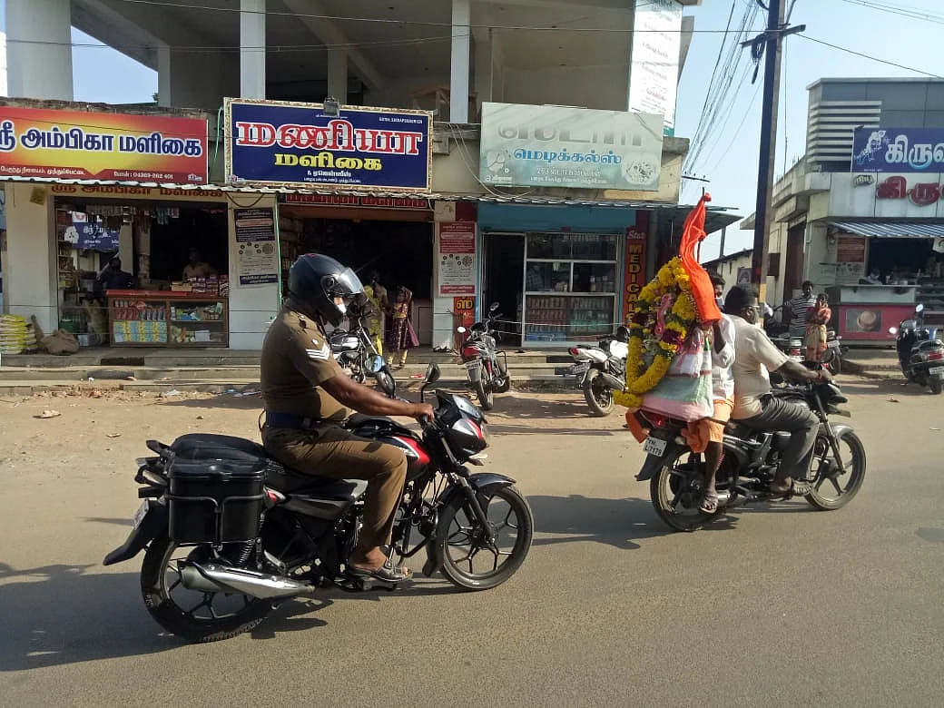 டூவீலரில் கொண்டு செல்லப்படும் சிலைகள்