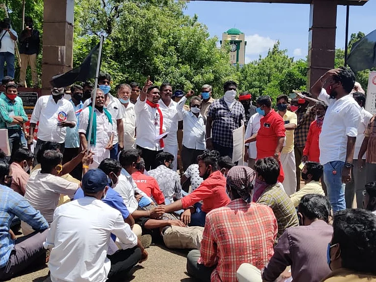 திருச்சி: `இ-பாஸ் இல்லாமல் வடமாநிலத்தவர்கள் வந்தது எப்படி?!'- ரயில்வே பணிமனைக்கு எதிராகப் போராட்டம்
