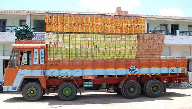 லாரிகளில் ஏற்றப்பட்ட பண்டல்கள்
