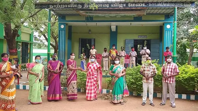 மரக்கன்றுகளுடன் மாணவர்கள், ஆசிரியர்கள்