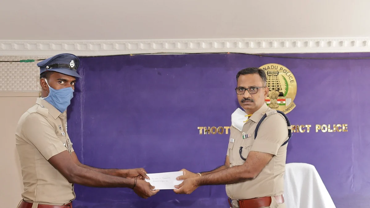 எஸ்.பியிடம் ரொக்கப்பரிசு பெற்ற சுப்பிரமணியன்
