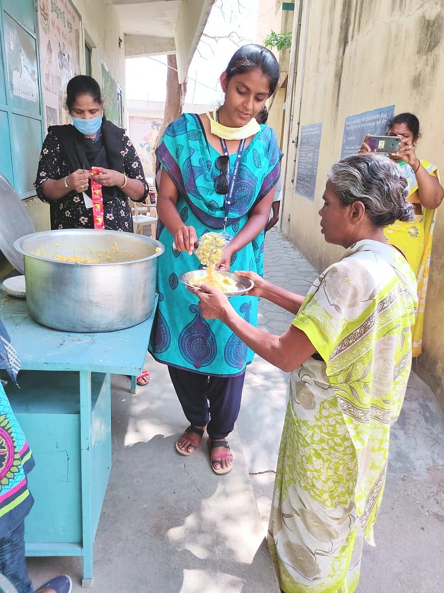 உணவளிக்கும் சமூக நல அலுவலர்