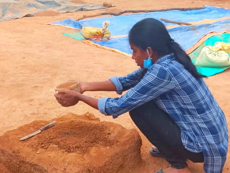 கீழடியை அடுத்த கொந்தகை அகழாய்வில் கிடைத்த சுடுமண் மண்குடுவை!