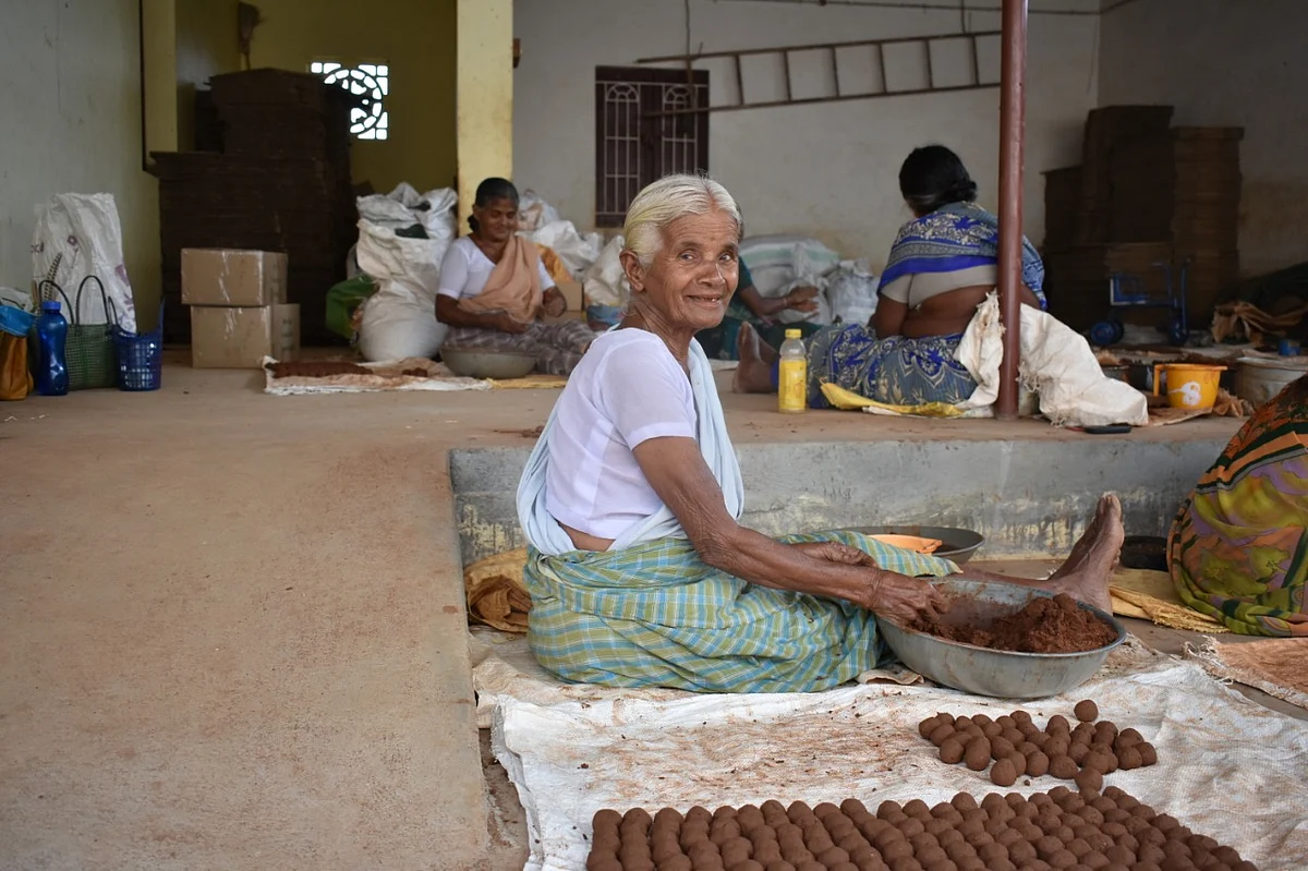 விதைப்பந்து தயாரிப்பின்போது