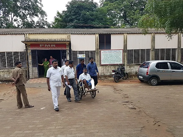 கால் உடைந்த நிலையில் வழக்கறிஞர் செம்மணி