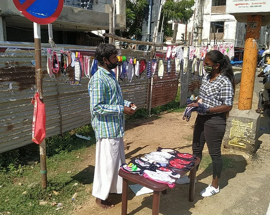 மாணவிகள் உதவி