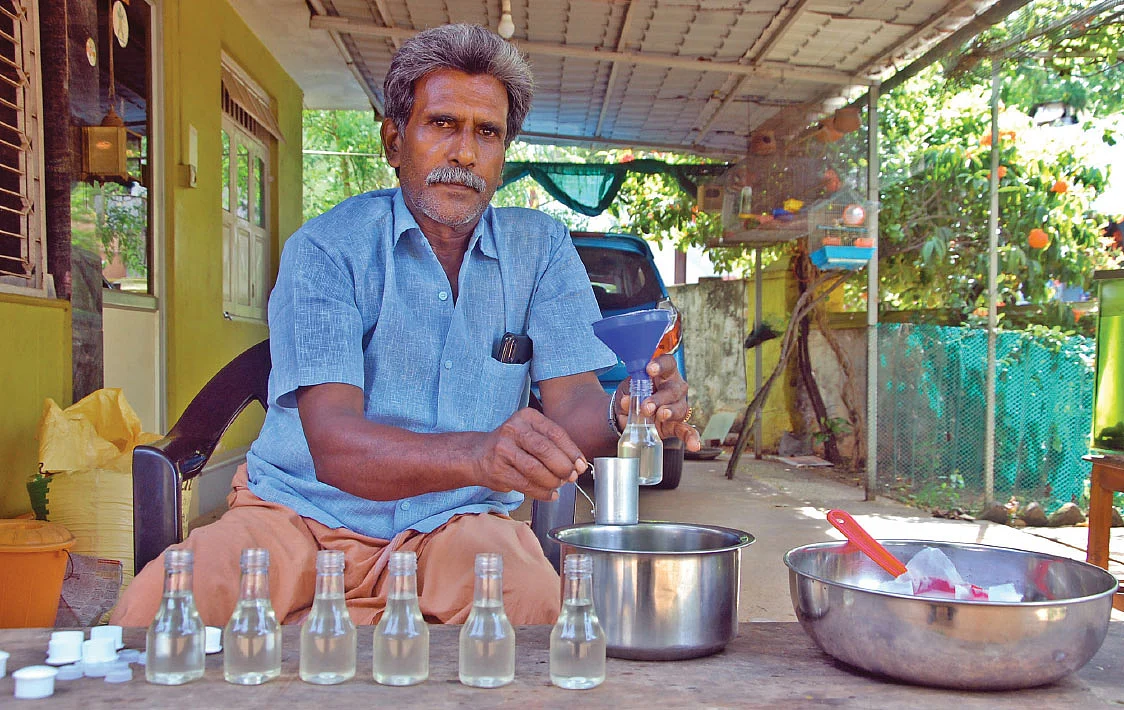 எண்ணெயை பாட்டிலில் நிரப்பும் பணியில் மீனாட்சி சுந்தரம்