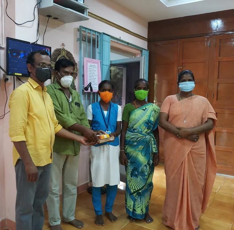 புதுக்கோட்டை: `ஆன்லைன் வகுப்பு; கலங்கிய குடும்பம்!’ - இன்ப அதிர்ச்சி கொடுத்த இளைஞர்கள்