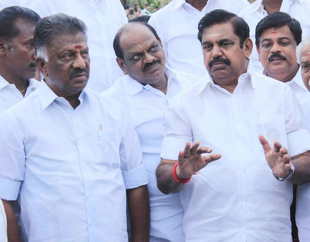 முதல்வர் எடப்பாடி பழனிசாமியுடன் வைத்திலிங்கம்