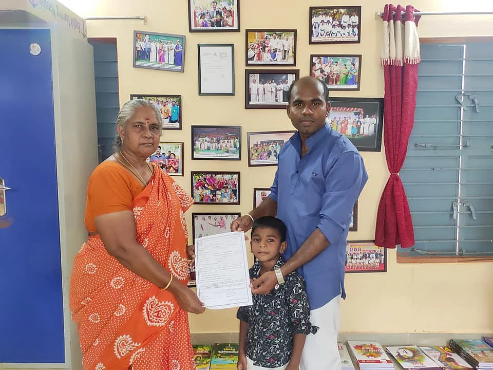 கரூர்: `இரண்டாவது மகனையும் அரசுப் பள்ளியில் சேர்த்திருக்கிறோம்!' - அசத்தும் ஆசிரியர் தம்பதி
