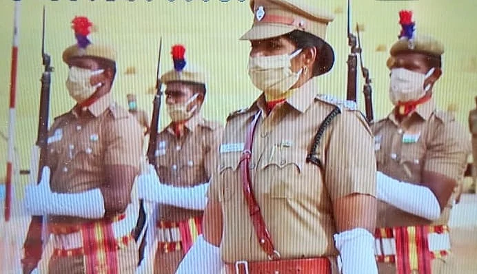 நெல்லை: `தந்தையின் மரணம்; கடமை முக்கியம்!’ - அணிவகுப்பை ஏற்று நடத்திய பெண் காவல் ஆய்வாளர்