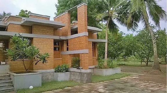 பண்ணையில் உள்ள வீடு