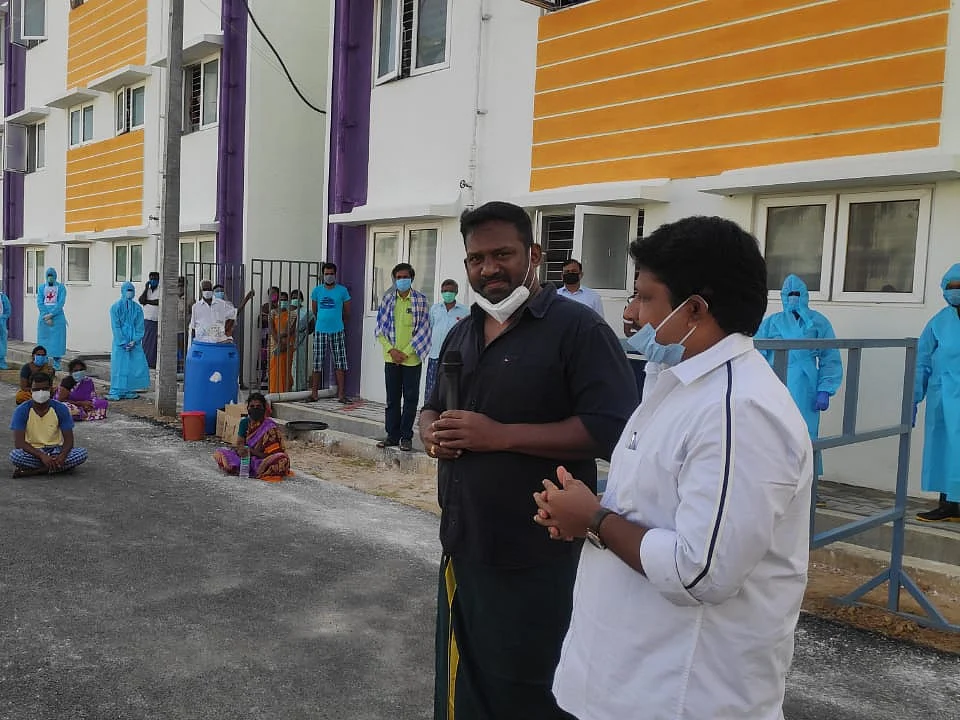 தஞ்சாவூர்: `இந்த மேடை சம்திங் ஸ்பெஷல்!’ - கொரோனா நோயாளிகளை நெகிழ வைத்த ரோபோ சங்கர்