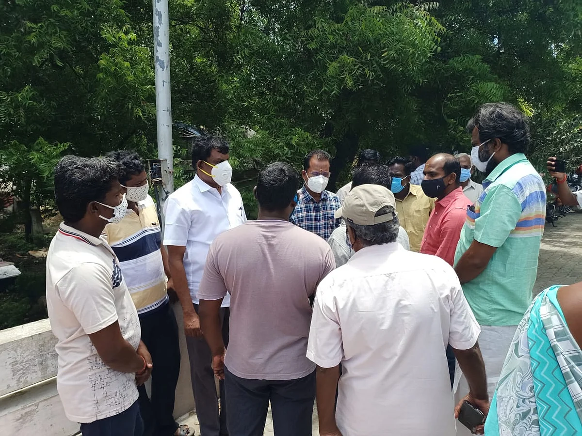ஆறுதல் சொல்லும் அன்பழகன்