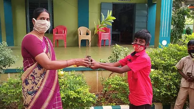 ஹேமலதா மாணவர்களுக்கு மரக்கன்று வழங்கும்போது...