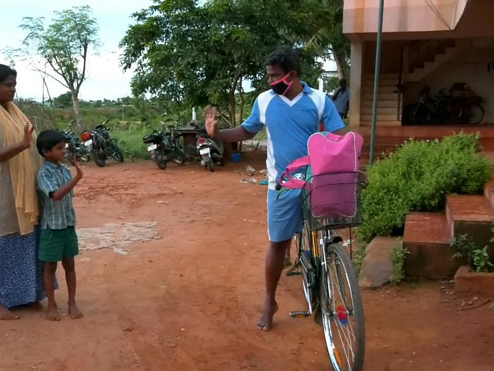 கொரோனா: 170 கி.மீ; ஒற்றைக் காலுடன் தஞ்சை டு மதுரை சைக்கிள் பயணம்! - தன்னம்பிக்கை மனிதர்