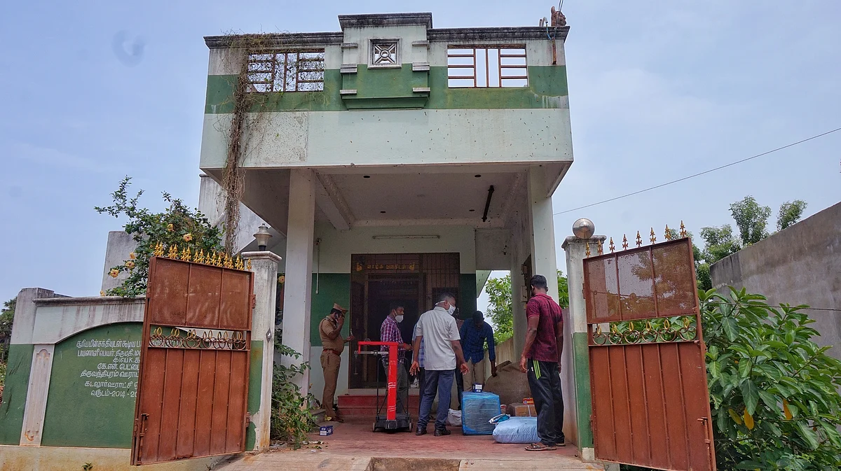 குட்கா பெட்டிகள் வைக்கப்பட்டிருந்த குடோன்
