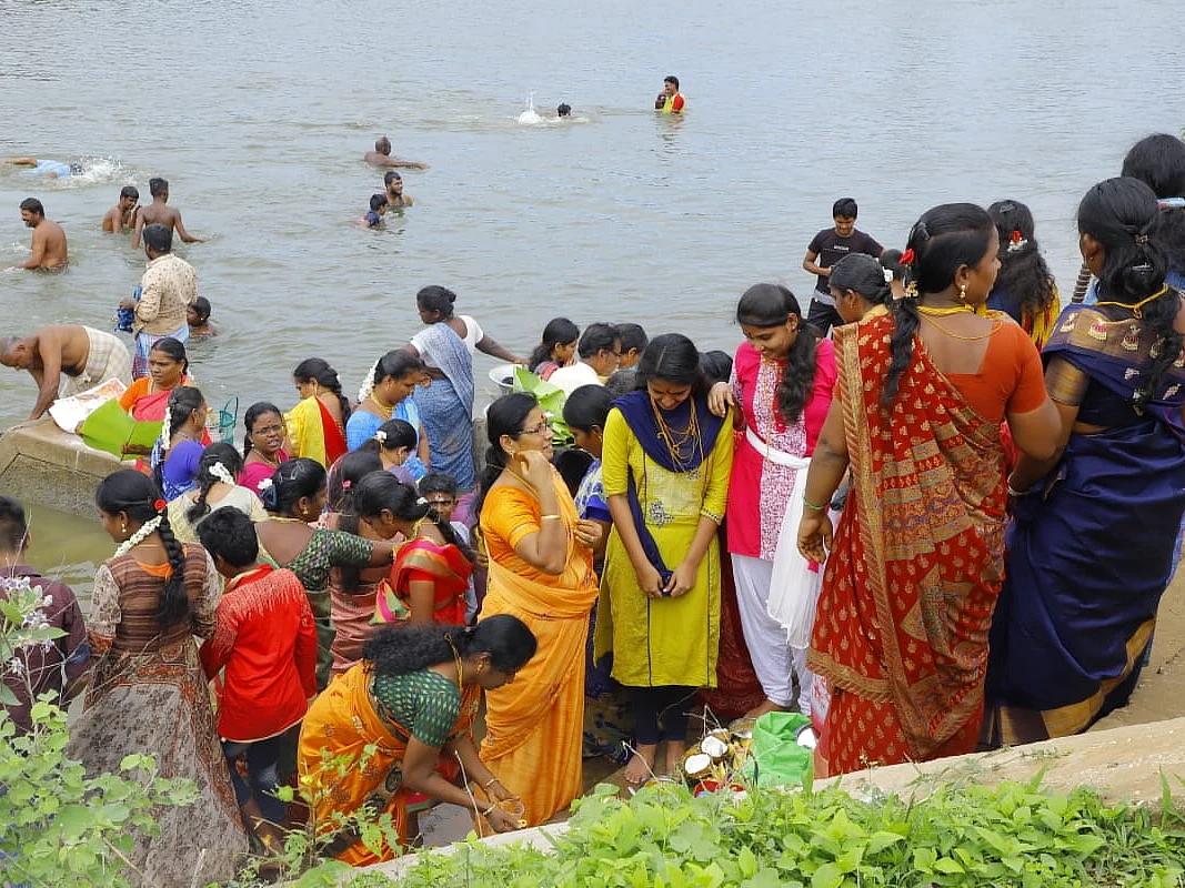 `38 வருஷப் பழக்கம்; கொரோனாவுக்காக விட முடியுமா?’ - தஞ்சையில் குவிந்த மக்கள்