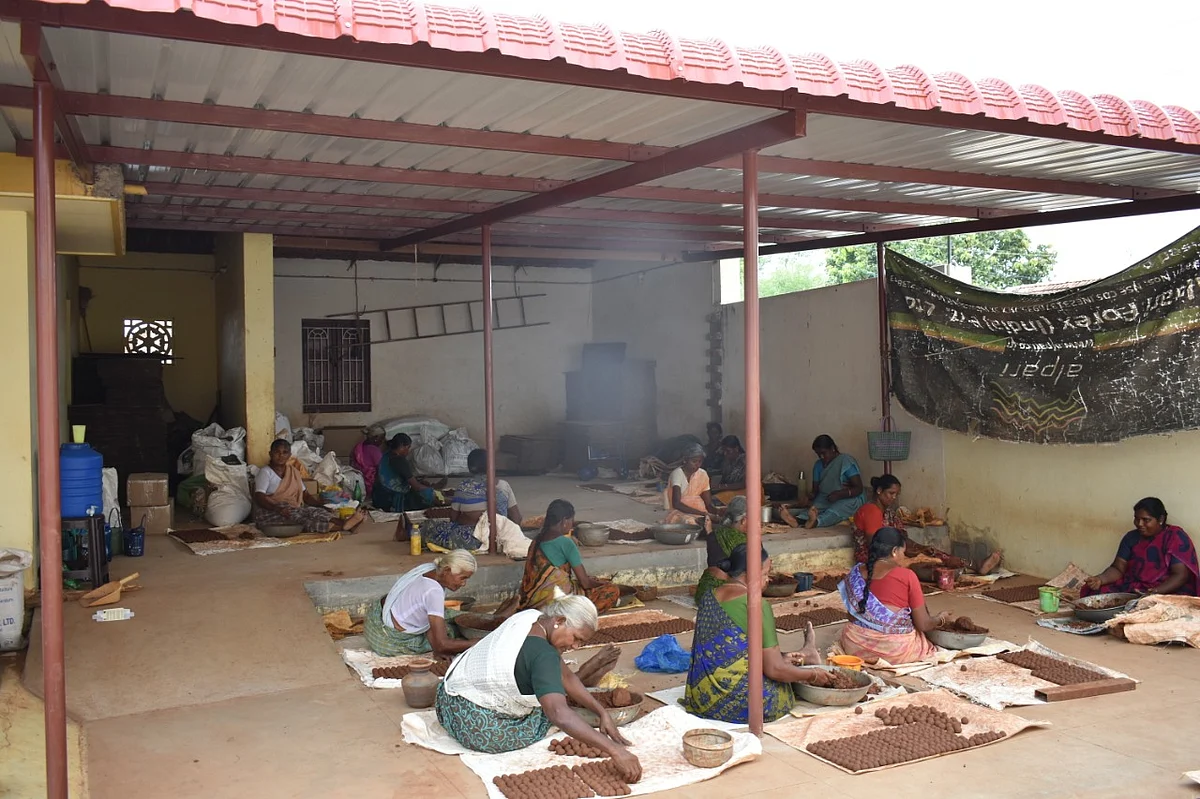 விதைப்பந்து தயாரிப்பின்போது