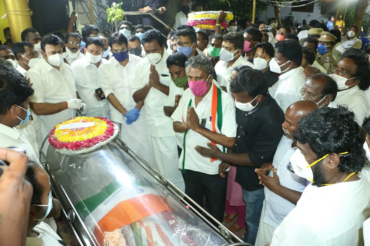 வசந்தகுமார் உடலுக்கு காங்கிரஸார் அஞ்சலி செலுத்தினர்