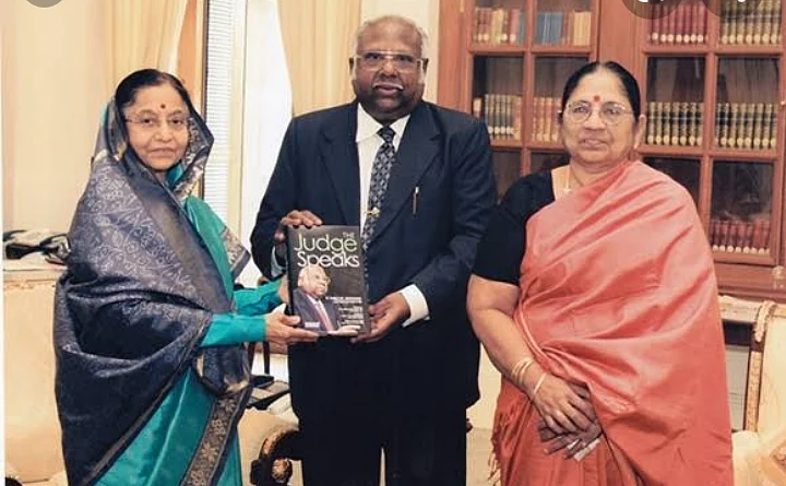 அப்போதைய குடியரசுத் தலைவர் பிரதீபா பாட்டீலுடன் ஏ.ஆர்.லட்சுமணன் மற்றும் அவரது மனைவி