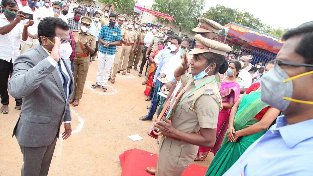 பெண் இன்ஸ்பெக்டரை நெகிழ வைத்த மாவட்ட ஆட்சியர்